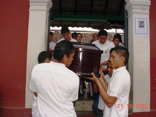 La salida final de Ana del colegio que le dio educacion durante 5 anos